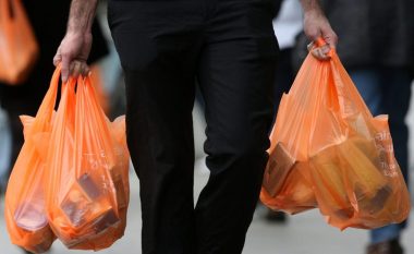 Qeset e plastikës ende pa pagesë në vendin tonë – Shqipëria vitin e kaluar ndaloi përdorimin e tyre