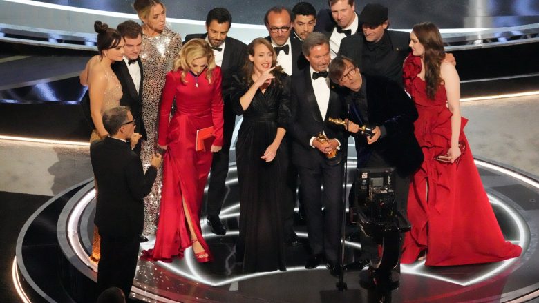 Filmi “CODA” triumfon në “Oscars 2022” – gjithçka që ndodhi në mbrëmjen më të madhe të ndarjes së çmimeve të filmit