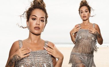 Rita Ora shkëlqen me fustanin transparent në brigjet e Australisë