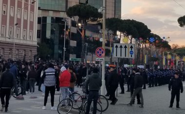 Zhvillohet sot protesta në Tiranë, policia merr masa, bllokohen disa rrugë