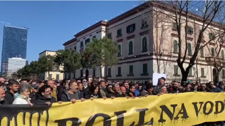 Mbyllet protesta në Tiranë, Qeveria uli çmimin e naftës