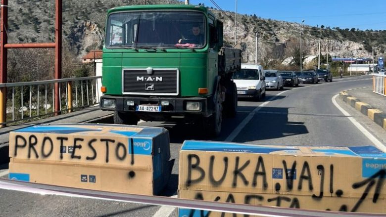 Protestë kundër rritjes së çmimit të naftës në Shqipëri, bllokohet ura në Shkodër