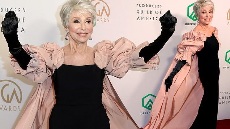 Aktorja 90-vjeçare Rita Moreno mahnit me vitalitetin e saj dhe paraqitjen elegante në tapetin e kuq të ‘Producers Guild Awards’