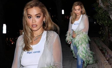 Rita Ora duket joshëse në veshjen me pupla, teksa del për darkë në Los Angeles