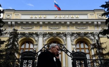 Banka Qendrore e Rusisë kufizon tërheqjen e parave në valutë të huaj