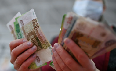 Rubla ruse zhvlerësohet në një nivel të ri rekord kundrejt dollarit