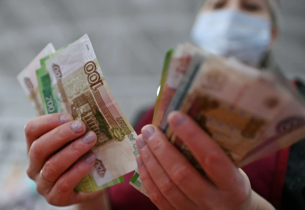 Rubla ruse zhvlerësohet në një nivel të ri rekord kundrejt dollarit