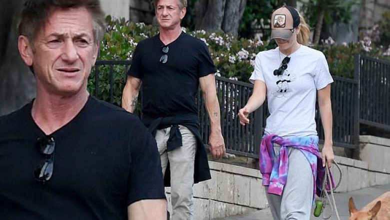 Sean Penn kthehet i sigurt nga Ukraina në Los Angeles, fotografohet me ish-gruan duke shëtitur qentë në Hollywood