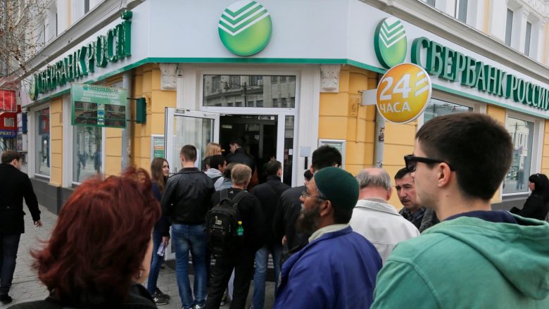 Banka shtetërore ruse Sberbank me humbje të mëdha, largohet nga tregu evropian