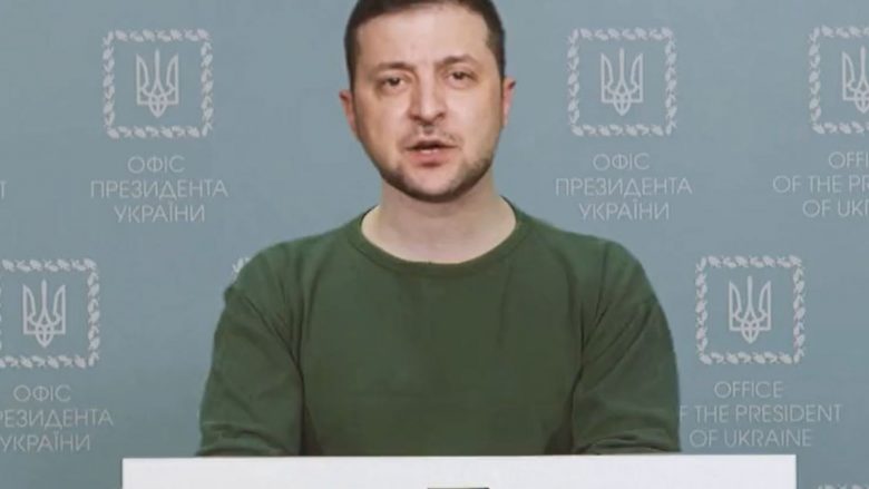 Rusët krijojnë një video të rreme të Zelenskyt që u thotë ukrainasve të “dorëzojnë armët”