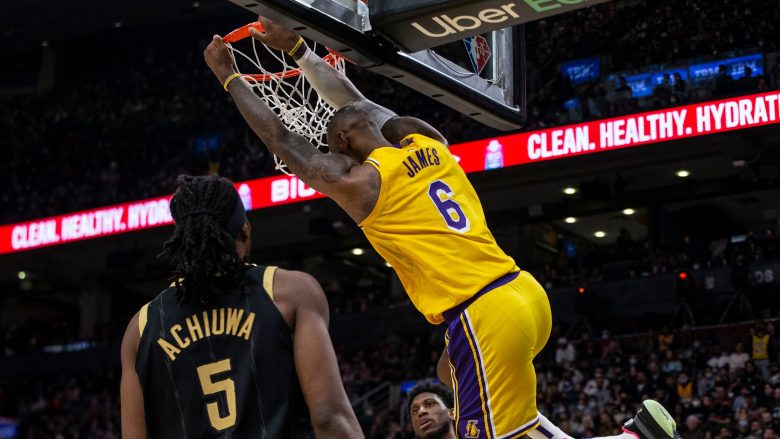 Lakers rikthehen te fitoret, mposhtin pas vazhdimeve Toronton