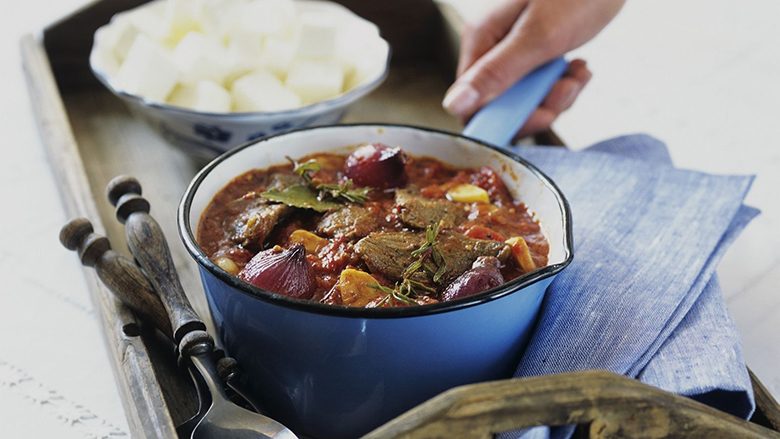 Stifado: Mish viçi në mënyrën greke, ju shkrihet në gojë!