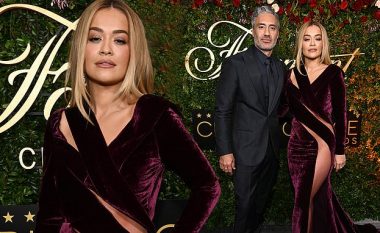Rita Ora nuk mungon me të dashurin në 'Critics Choice Awards 2022', shkëlqen me fustanin e guximshëm