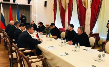 Ministri i Jashtëm ukrainas këshillon negociatorët që të mos ‘hanë e pinë’ gjatë takimit me homologët rusë