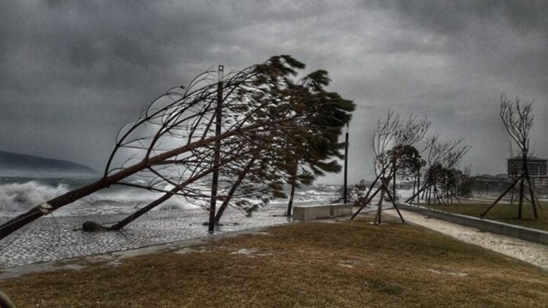 Furtuna pushton Vlorën, dy persona bien nga lartësitë – përfundojnë në spital