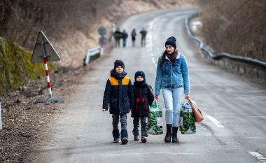 Rusët i lanë pa trajtim, fëmijët ukrainas me kancer mbërrijnë në Britani të Madhe