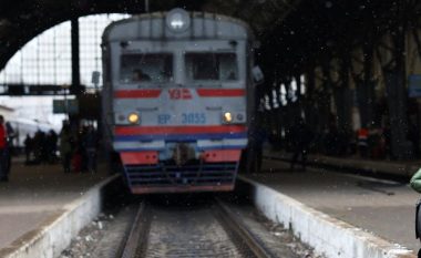 Një tren që ishte nisur për të evakuuar refugjatët sulmohet në Ukrainë – vritet konduktori