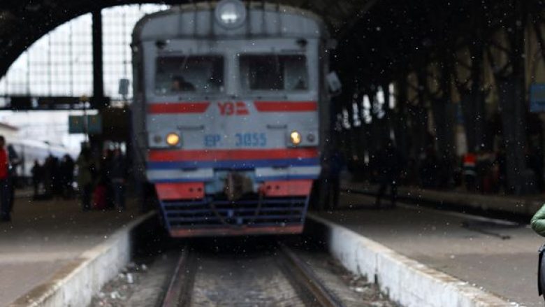 Një tren që ishte nisur për të evakuuar refugjatët sulmohet në Ukrainë – vritet konduktori