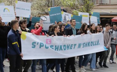 Me parullat “Cilësi në arsim”, “Ku janë psikologët”, “S’kam ardhur me më gjyku, por me mësu” – nxënësit marshojnë në Prishtinë