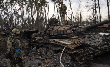 Ukrainasit tallen me ushtrinë ruse, në tankun e tyre të shkatërruar lënë një mbishkrim
