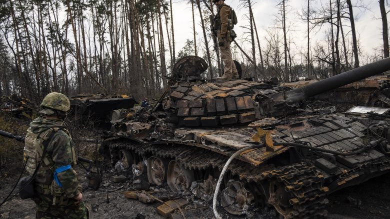 Ukrainasit tallen me ushtrinë ruse, në tankun e tyre të shkatërruar lënë një mbishkrim