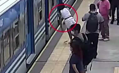Humbi baraspeshimin dhe përfundoi në trenin që ishte në lëvizje, argjentinasja shpëtoi mrekullisht – kamerat e sigurisë filmuan ngjarjen
