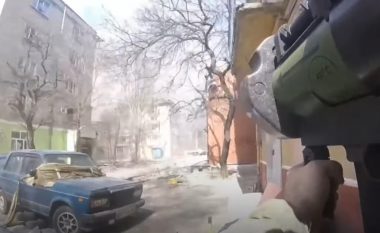 Momenti kur ushtari ukrainas hedh në erë autoblindën ruse me predhën Javelin