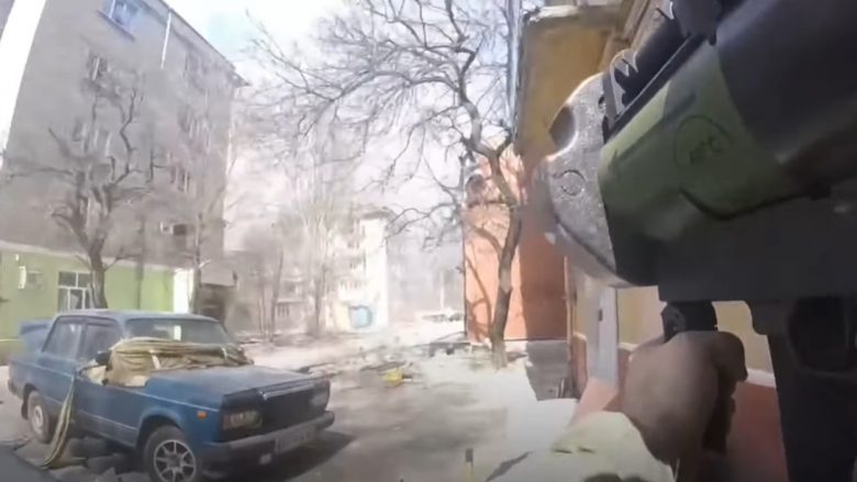 Momenti kur ushtari ukrainas hedh në erë autoblindën ruse me predhën Javelin