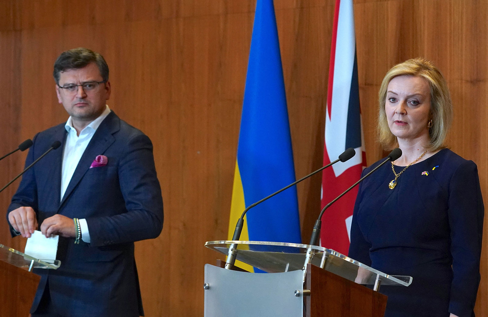 Ministri i Jashtëm ukrainas thotë se krimet e Rusisë në Bucha janë vetëm “një copëz e majës së ajsbergut”