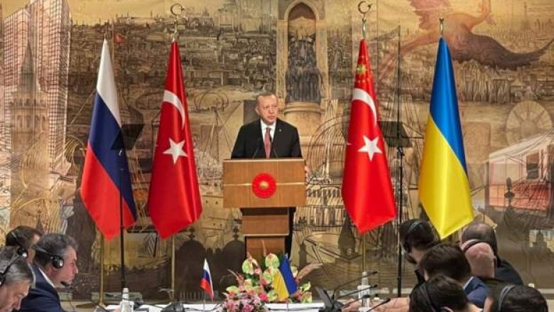 Zelensky diskuton me presidentin turk për evakuimin e civilëve në Mariupol