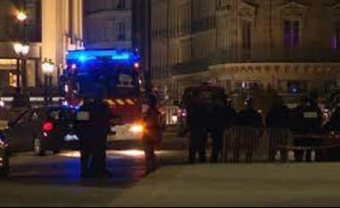 Policia franceze hap zjarr mbi një veturë në qendër të Parisit, vriten dy persona  