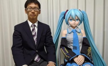 Japonezi që u martua me kukull, po ankohet se nuk mund të flasë më me të – kjo për shkak të mospërkrahjes softuerike