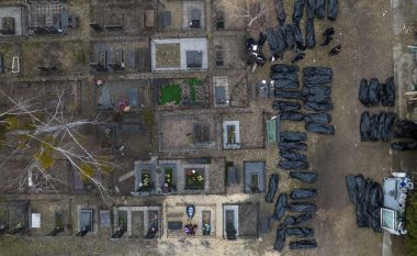Zelensky: Rusia po fsheh provat e vrasjes së civilëve në rajonet e okupuara në Ukrainë