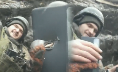 Telefoni i mençur ia shpëton jetën ushtarit ukrainas