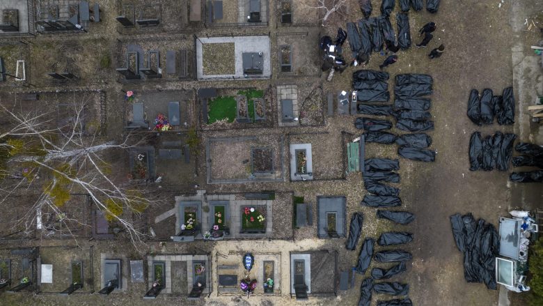 Zelensky: Rusia po fsheh provat e vrasjes së civilëve në rajonet e okupuara në Ukrainë