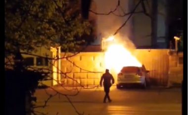 Një veturë përplaset në portën e ambasadës ruse në Bukuresht, përfshihet nga zjarri dhe shoferi humb jetën – publikohen pamjet