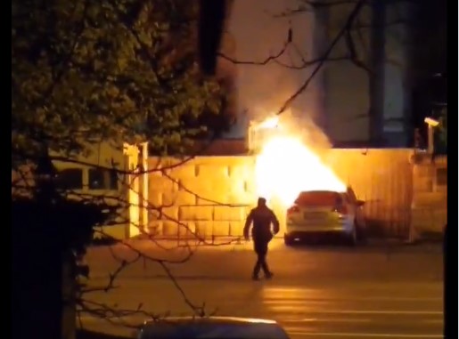 Një veturë përplaset në portën e ambasadës ruse në Bukuresht, përfshihet nga zjarri dhe shoferi humb jetën – publikohen pamjet