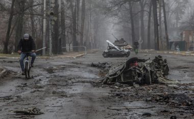 Forcat ruse fillojnë sulmet në lindje të Ukrainës, dhjetëra ndërtesa shumëkatëshe përfshihen nga zjarri në Luhansk