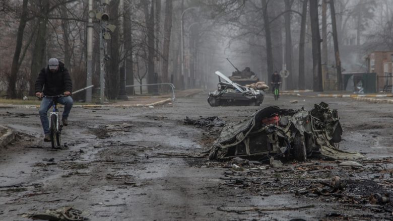 Forcat ruse fillojnë sulmet në lindje të Ukrainës, dhjetëra ndërtesa shumëkatëshe përfshihen nga zjarri në Luhansk