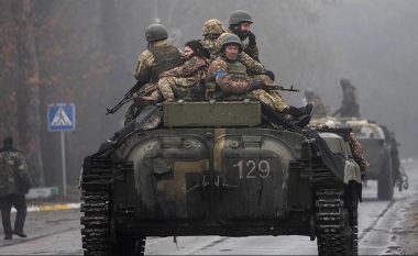 Britania vazhdon asistencën ushtarake për Ukrainën, kësaj radhe dërgon mjete të blinduara