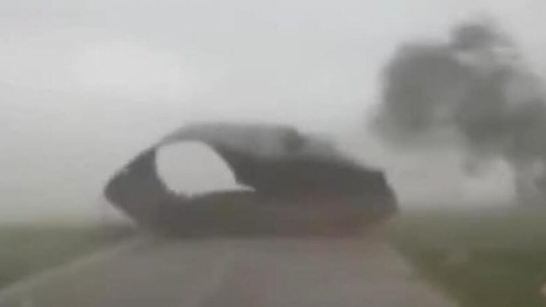 Çifti amerikan ngec me veturë në mes të tornados në Karolinën e Jugut