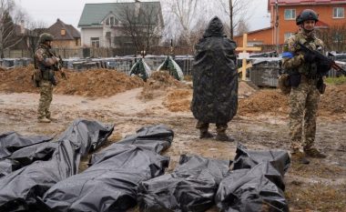 Një varrezë tjetër masive me dhjetëra civilë ukrainas të vrarë, zbulohet në një fshat pranë Kievit