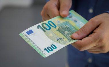 ​Qeveria ndan shtesat 100 euro për punonjësit e sektorit publik