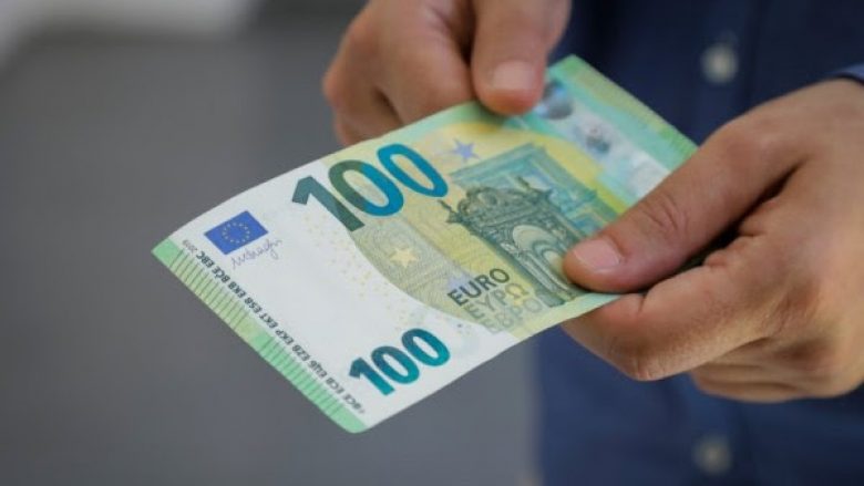 ​Qeveria ndan shtesat 100 euro për punonjësit e sektorit publik