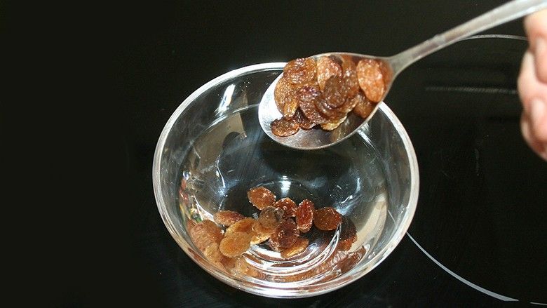 Raisin water cleanses the liver, speeds up metabolism, dissolves fats