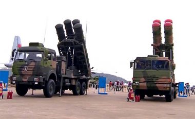 Mes shqetësimeve të vendeve perëndimore, Serbia demonstron sistemin raketor të blerë nga Kina