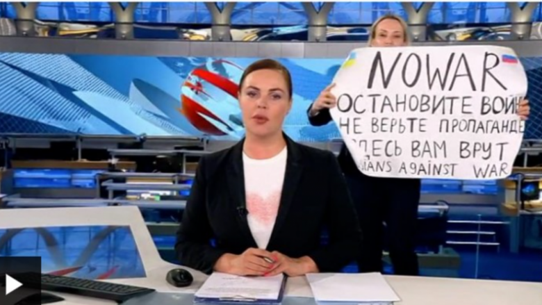 E përditshmja gjermane punëson gazetaren ruse që protestoi kundër luftës në Ukrainë – duke penguar transmetimin live në televizionin e Kremlinit   