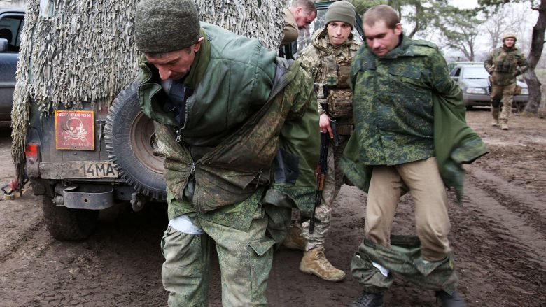 Rusia po mban si pengje lufte rreth 700 ushtarë ukrainas dhe më shumë se 1000 civilë