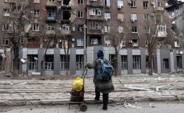 Zelensky: Deri në 98% e ndërtesave të Mariupolit janë shkatërruar