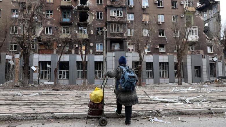Zelensky: Deri në 98% e ndërtesave të Mariupolit janë shkatërruar
